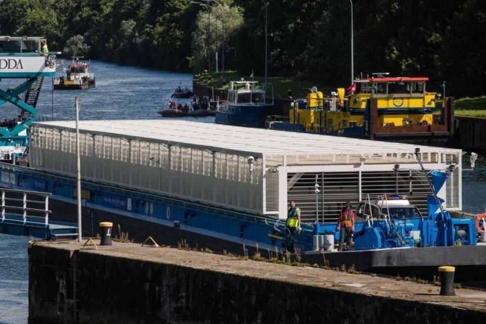 Castor-Transport auf dem Neckar Castor-Transport auf dem Neckar