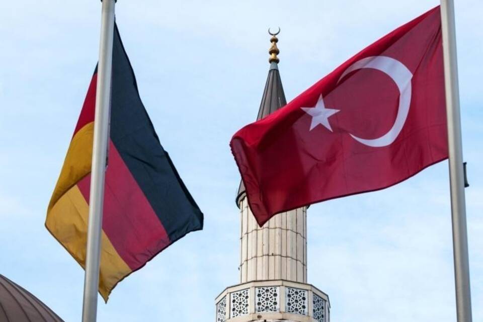Deutsche und türkische Fahne Deutsche und türkische Fahne