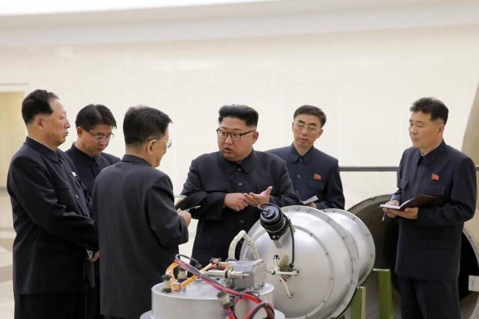 Kim Jong Un neben einem Sprengkopf Kim Jong Un neben einem Sprengkopf