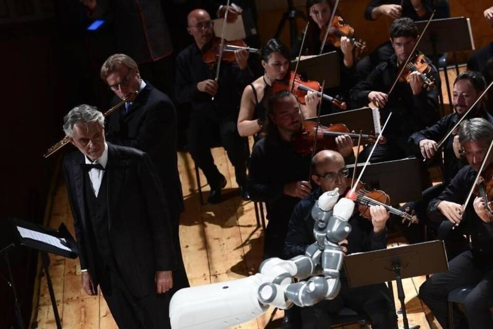 Roboter «YuMi» dirigiert Roboter «YuMi» dirigiert