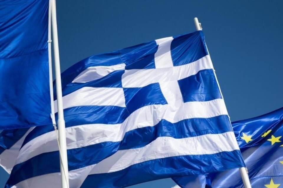 Griechische Fahne und Europa-Fahne Griechische Fahne und Europa-Fahne