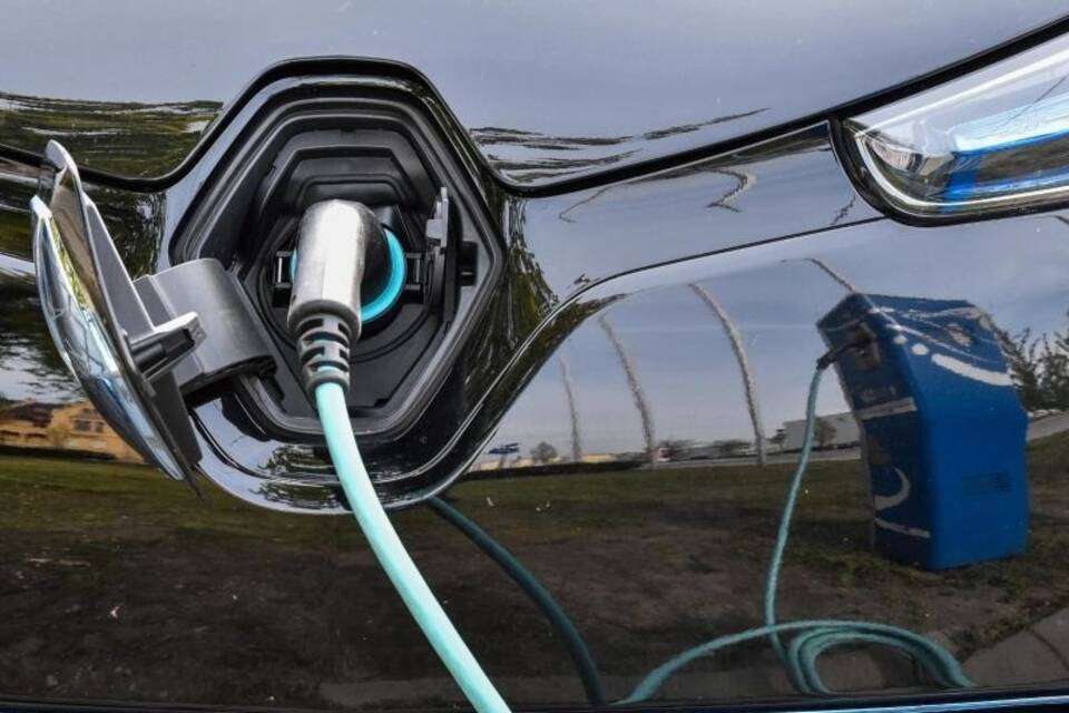 Elektroauto wird aufgeladen Elektroauto wird aufgeladen