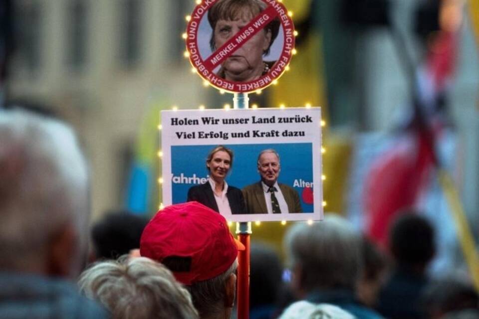 Pegida-Anhänger mit Transparenten Pegida-Anhänger mit Transparenten