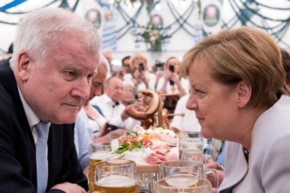 Merkel und Seehofer im Festzelt