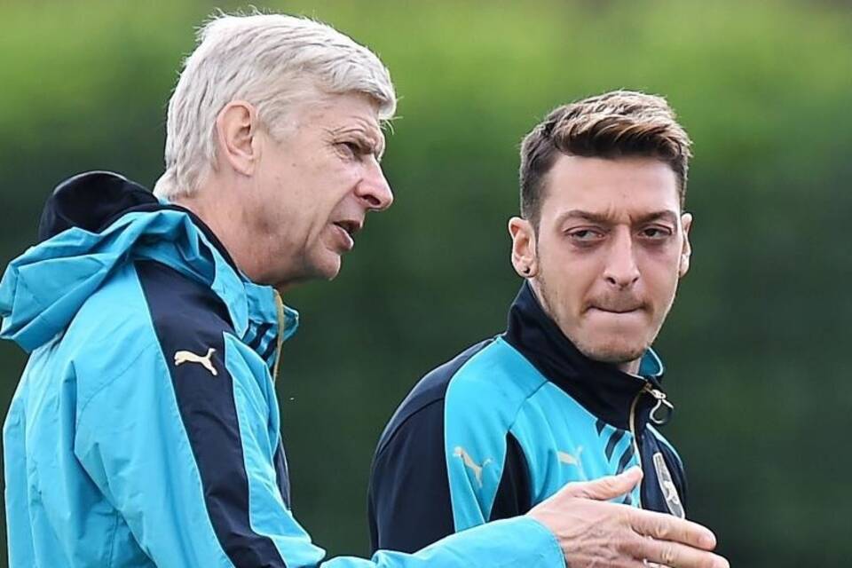 Mesut Özil und Arsène Wenger