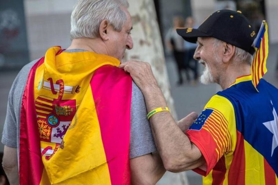 Spanische und katalanische Flagge