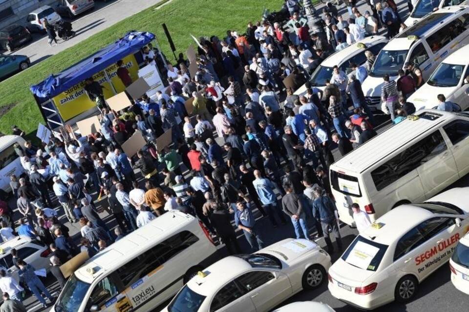 Taxifahrer protestieren gegen Uber