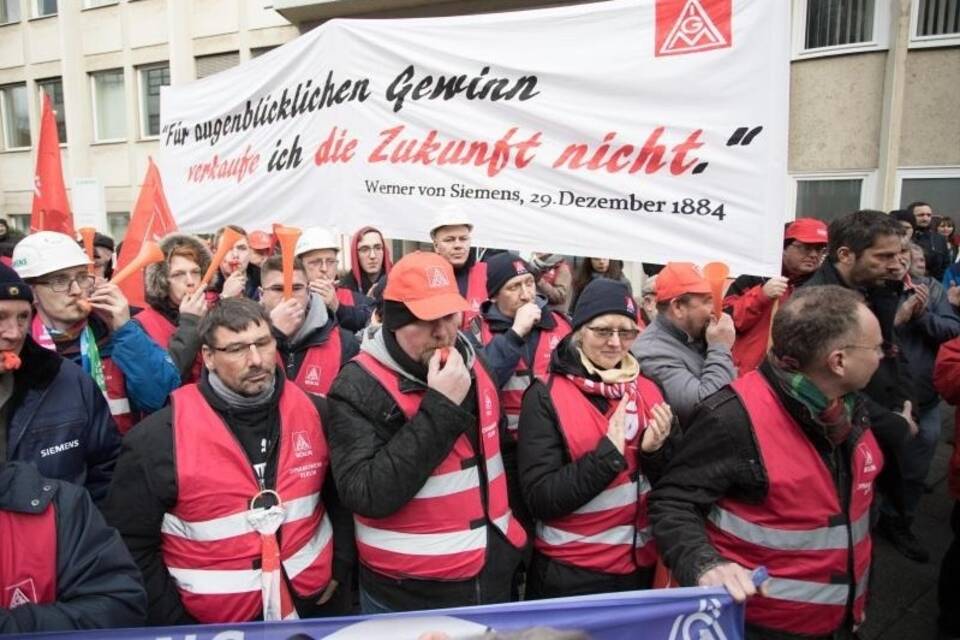 Protest bei Siemens in Berlin gegen Stellenabbau