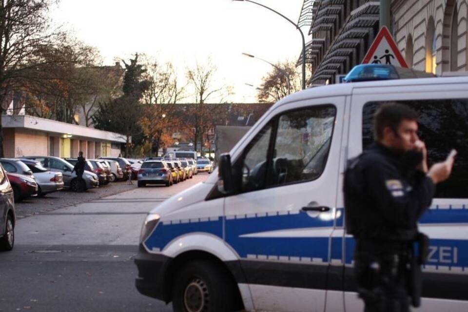 Polizei durchsucht Schule in Duisburg Polizei durchsucht Schule in Duisburg