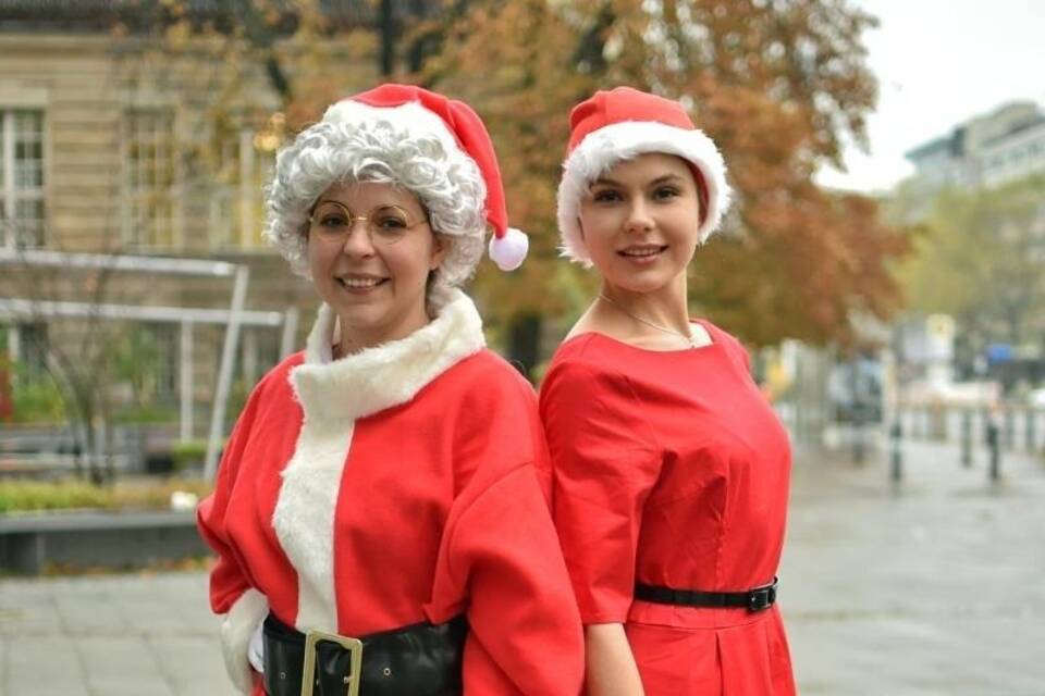 Studentinnen in weihnachtlichen Outfits