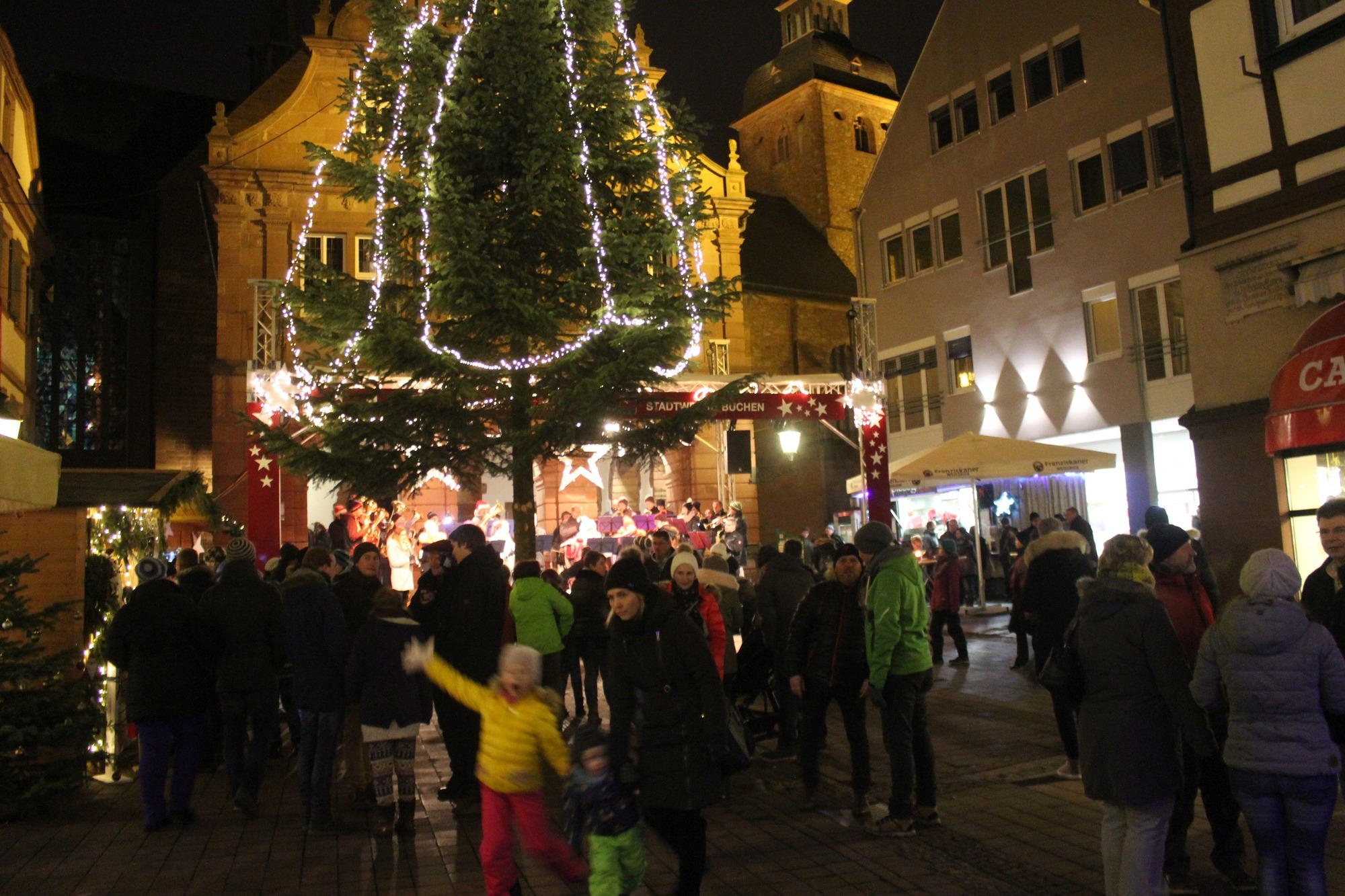 Weihnachtsmarkt Buchen Bummeln im Lichterglanz Buchen RNZ