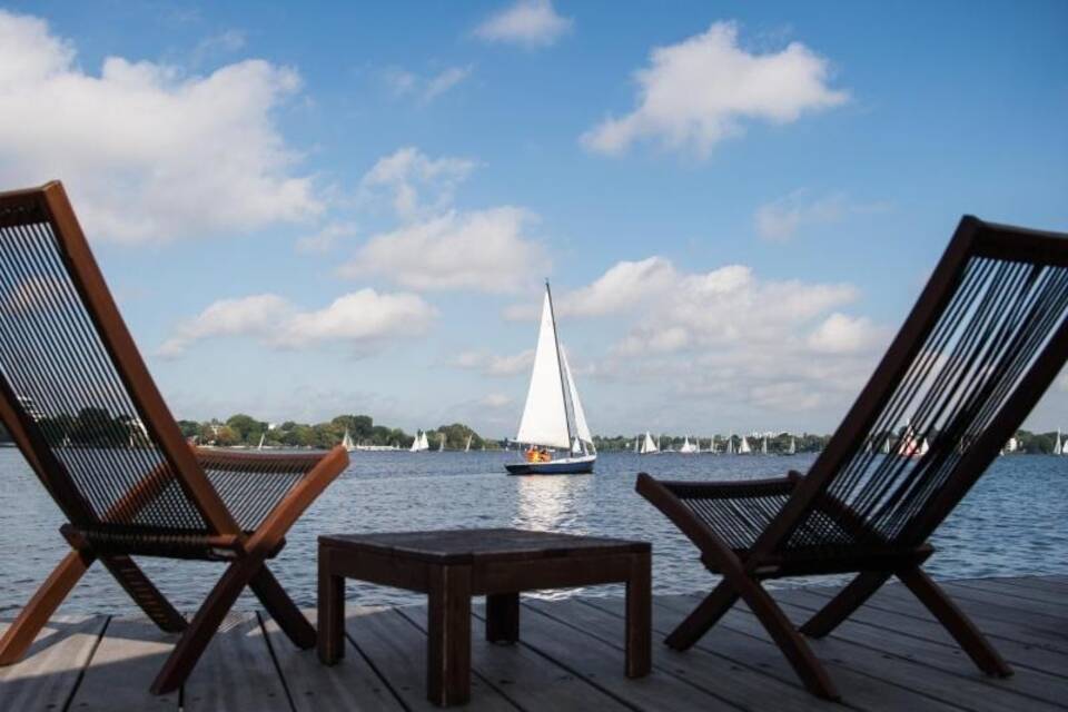 Liegestühle an der Alster