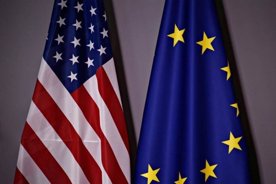 «America First» «America First»