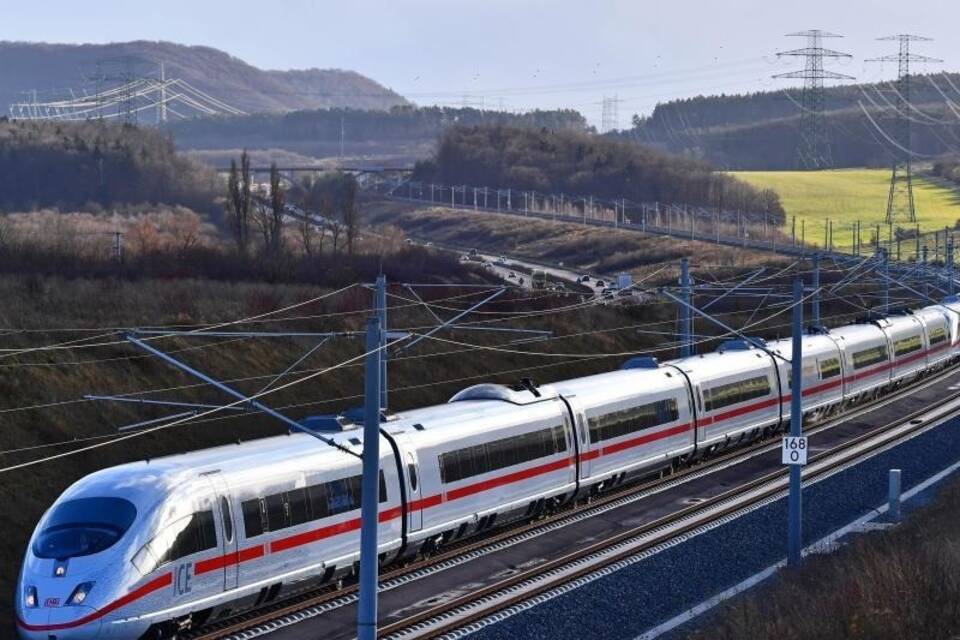 ICE auf neuer Schnellfahrstrecke München-Berlin ICE auf neuer Schnellfahrstrecke München-Berlin
