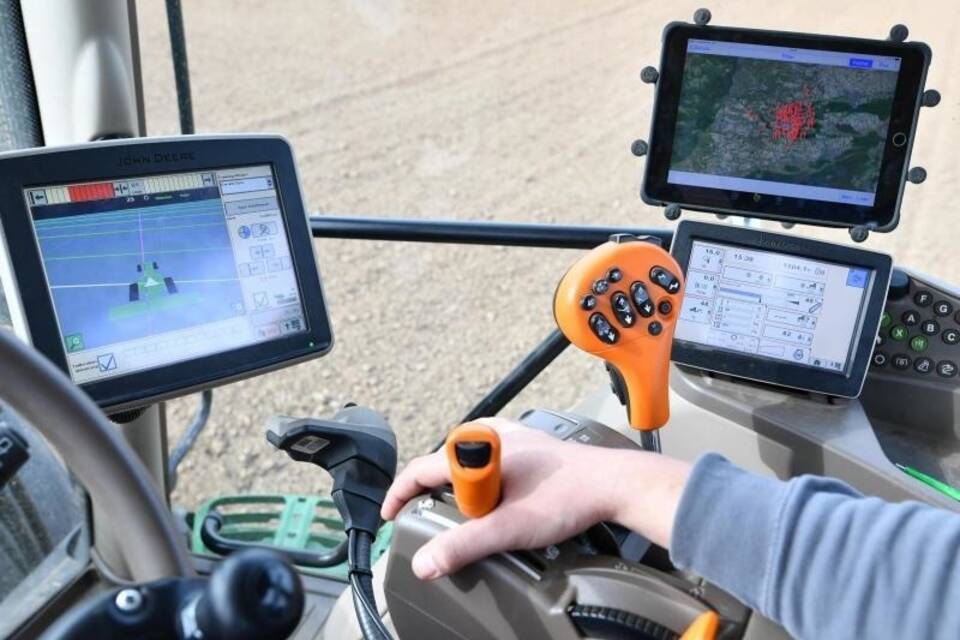 Traktorsteuerung mit GPS Traktorsteuerung mit GPS