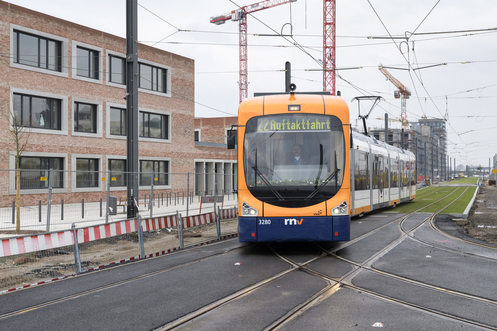 Heidelberg Erstmals Fahrt Eine Strassenbahn Durch Die Bahnstadt