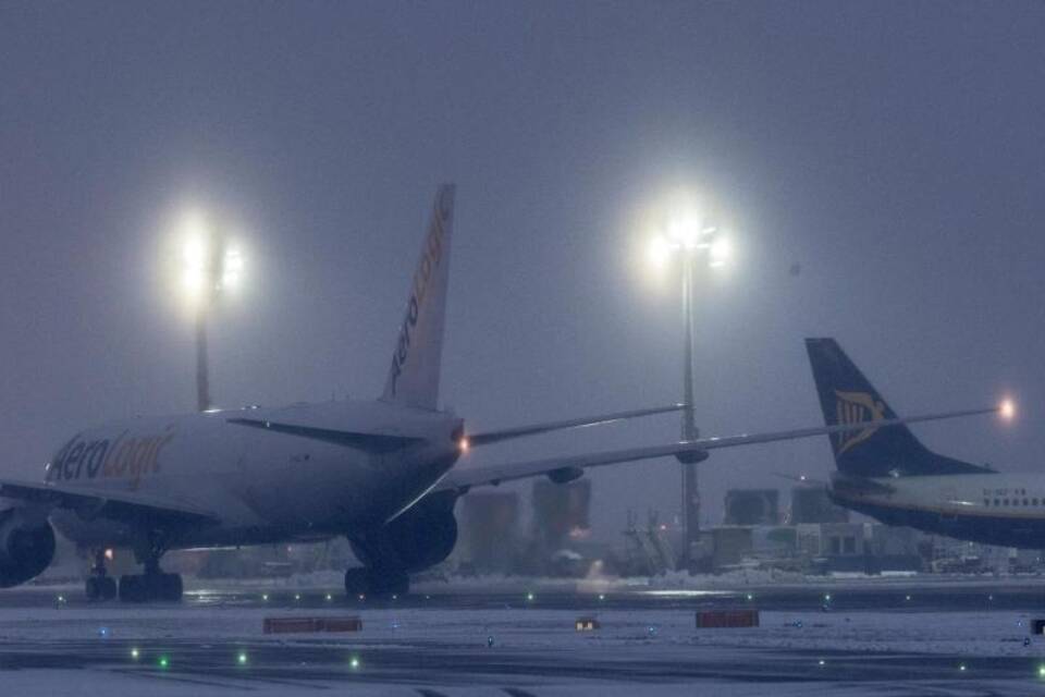 Schnee behindert Flugverkehr