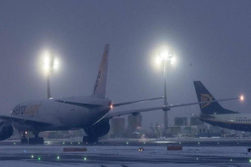 Schnee behindert Flugverkehr Schnee behindert Flugverkehr