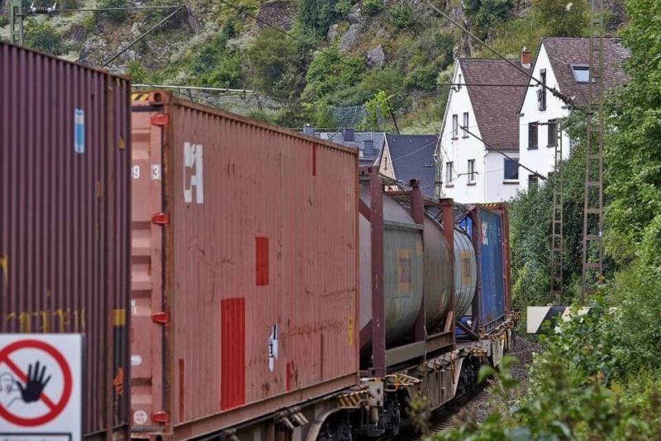 Güterzugstrecke am Rhein