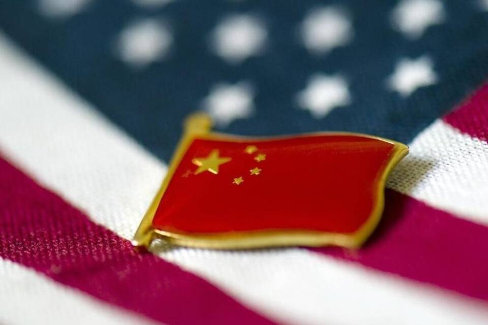 Chinesische vor US-amerikanischer Flagge Chinesische vor US-amerikanischer Flagge