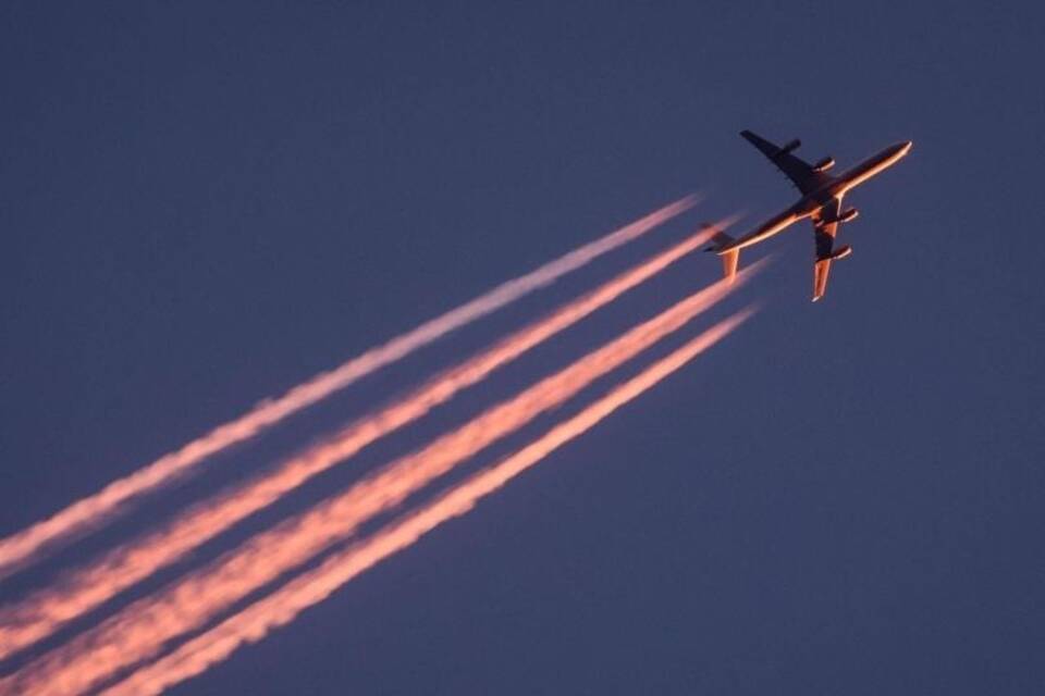 Flugzeug am Abendhimmel Flugzeug am Abendhimmel