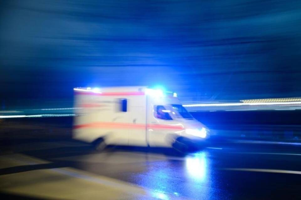 Krankenwagen mit Blaulicht Krankenwagen mit Blaulicht