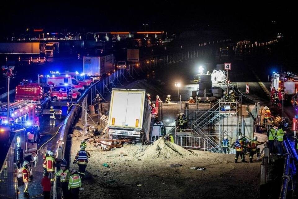 Laster kracht in Tunnelbaustelle Laster kracht in Tunnelbaustelle
