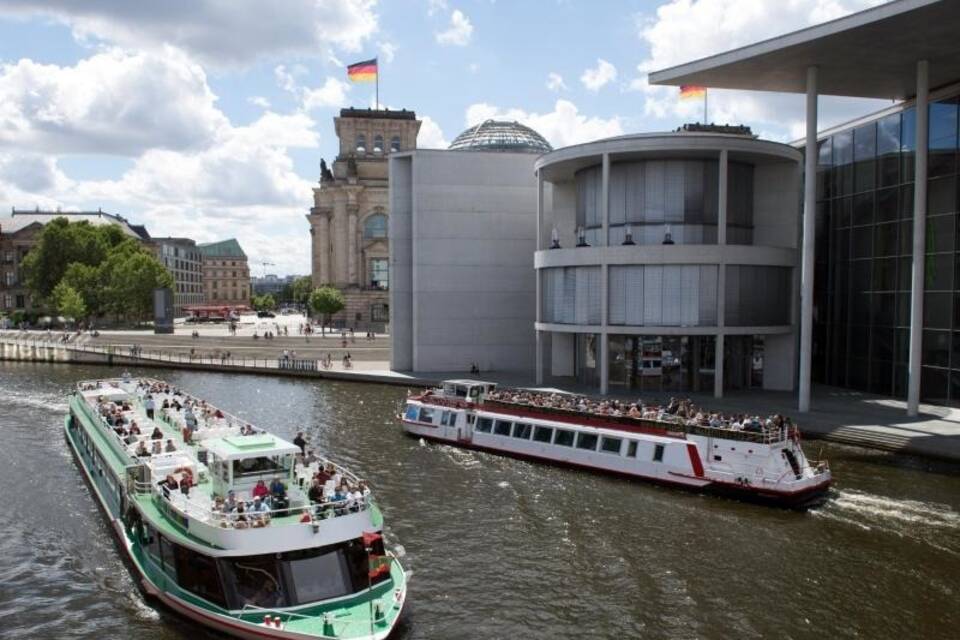 Ausflugsschiffe auf der Spree Ausflugsschiffe auf der Spree