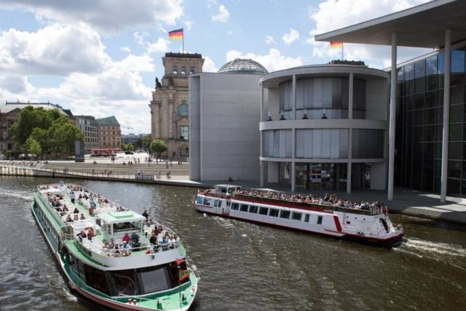 Ausflugsschiffe auf der Spree