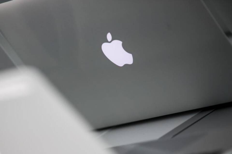 Apple Apple