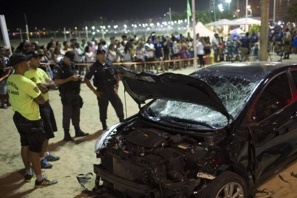 Auto fährt an der Copacabana in Menschenmenge