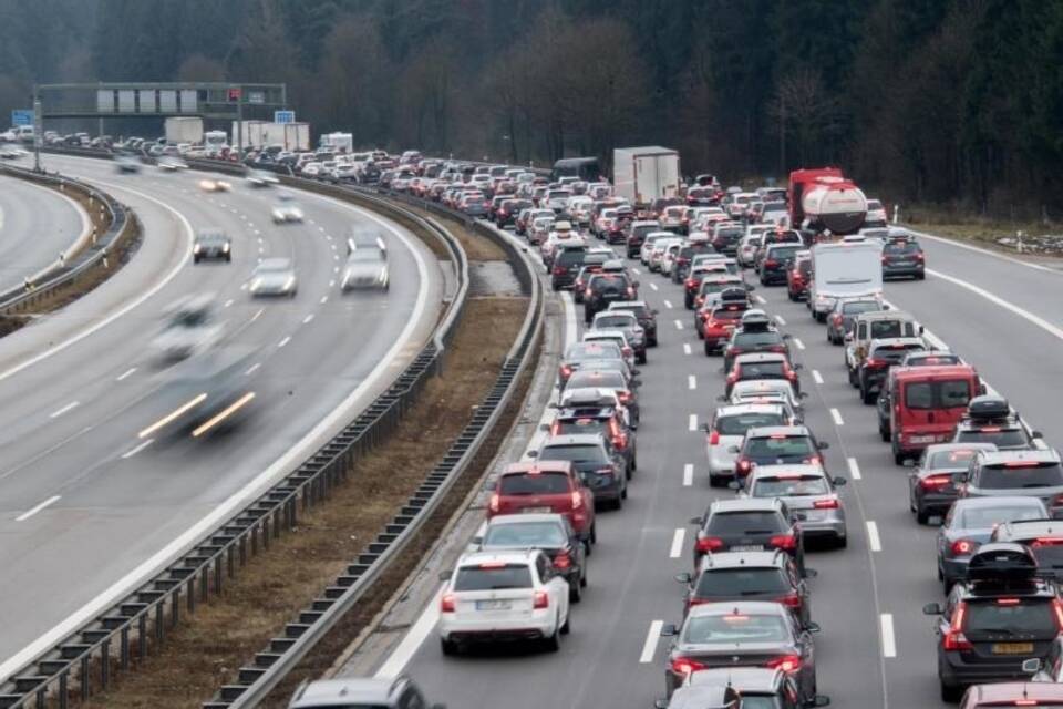 Stau auf der A8