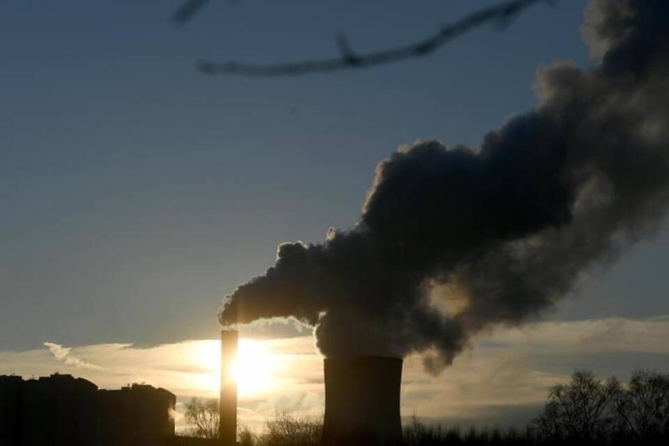 Kohlekraftwerk vor blauem Himmel