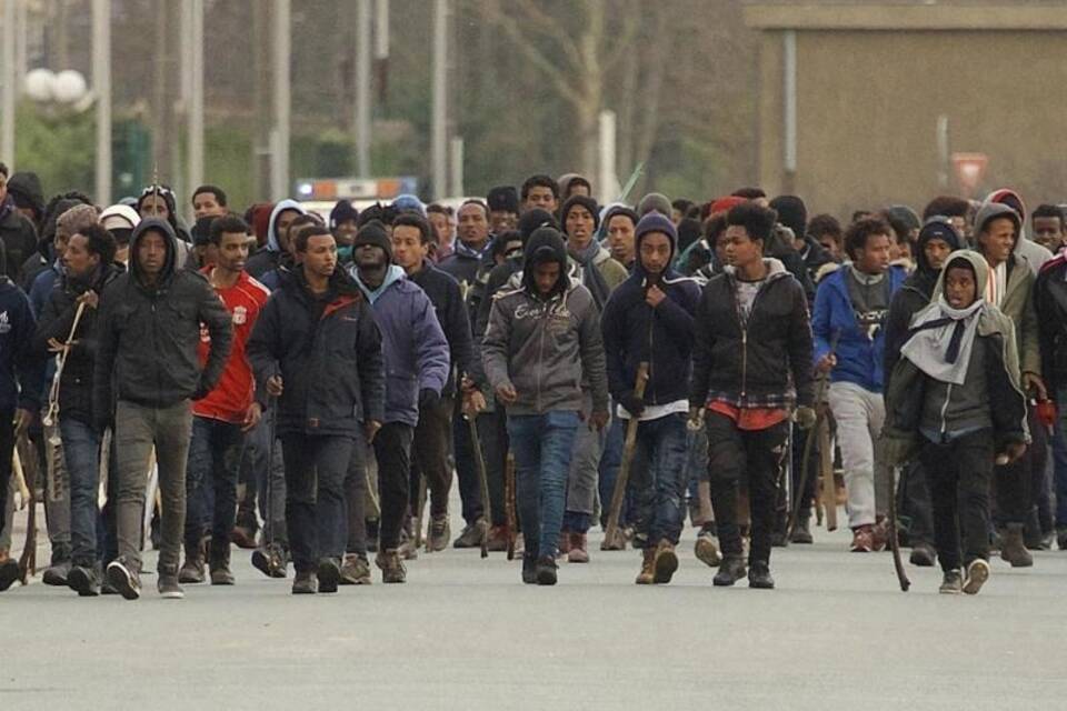 Auseinandersetzungen zwischen Migranten in Calais Auseinandersetzungen zwischen Migranten in Calais