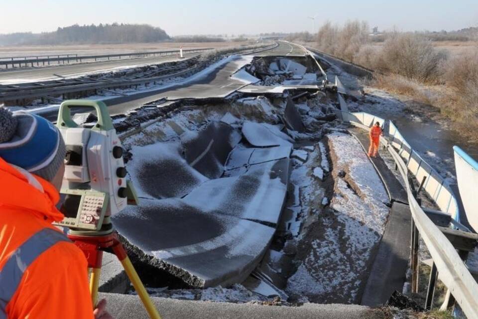 Loch in der Ostseeautobahn