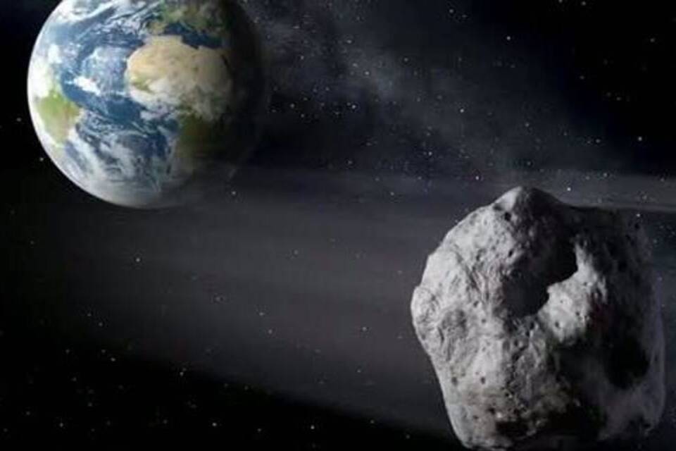 Asteroid fliegt an Erde vorbei Asteroid fliegt an Erde vorbei