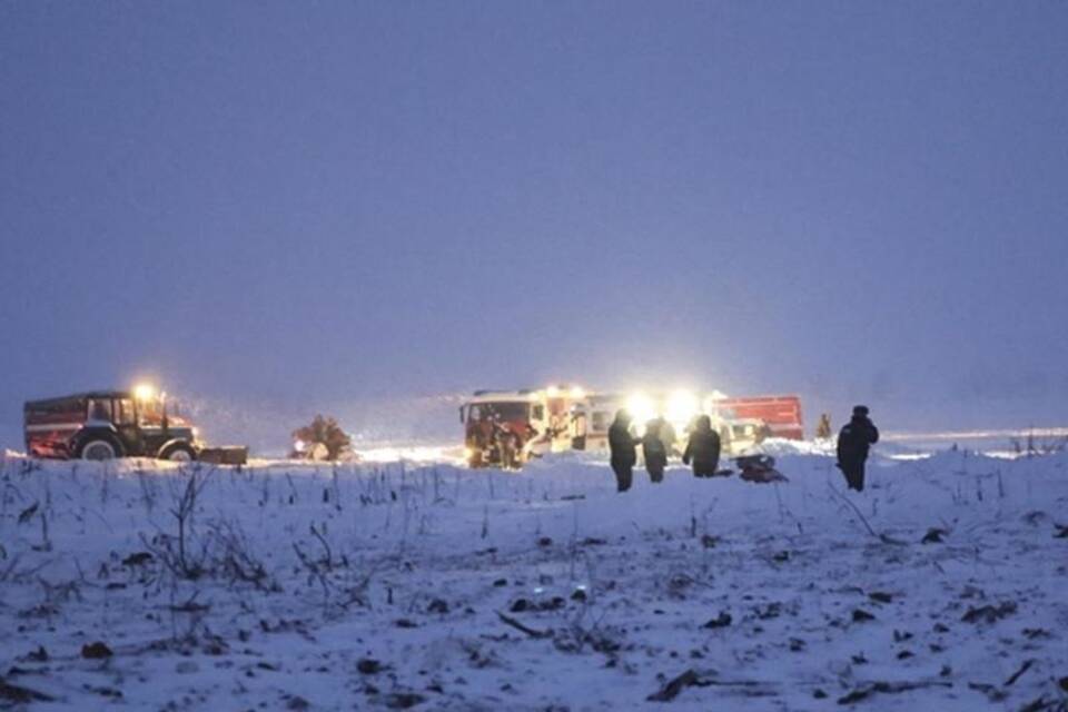 Einsatzkräfte an Absturzstelle