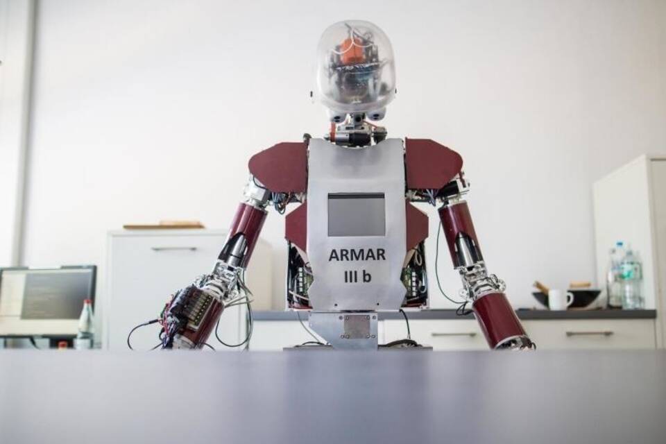 Roboter am Schreibtisch