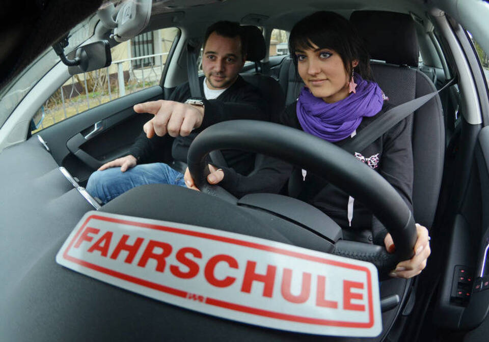 Technik-Coach statt Rechts vor Links: Fahrlehrer suchen Weg aus Krise