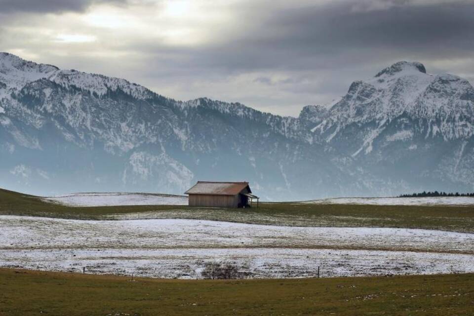 Stadel vor Alpenpanorama