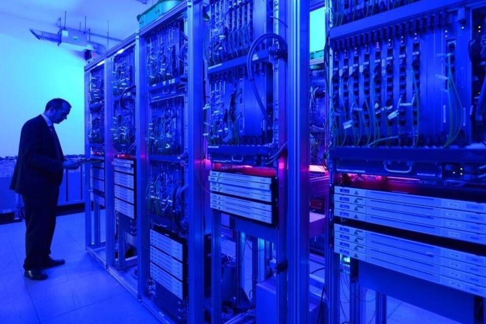 Arbeit im Serverraum Arbeit im Serverraum