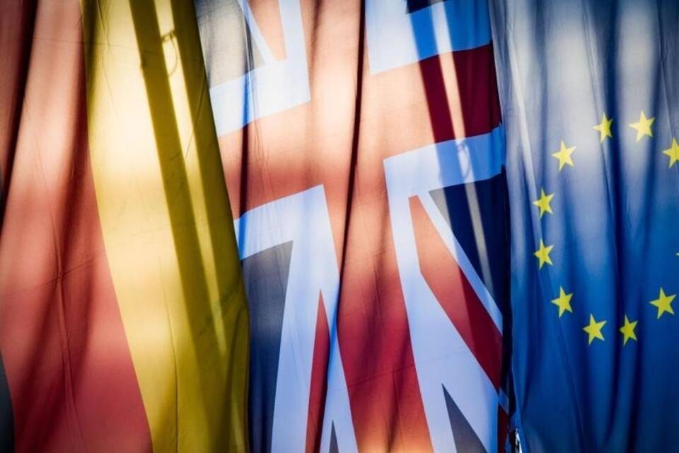 Deutsche, britische und EU-Fahne Deutsche, britische und EU-Fahne