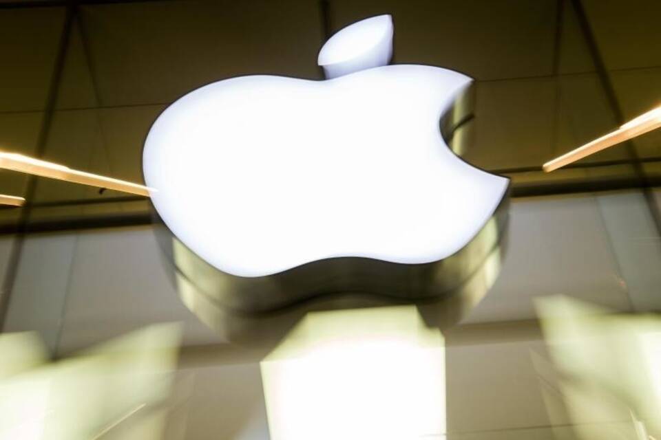 Apple Apple