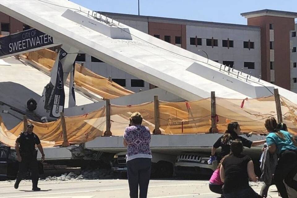 Eingestürzte Fußgängerbrücke Eingestürzte Fußgängerbrücke