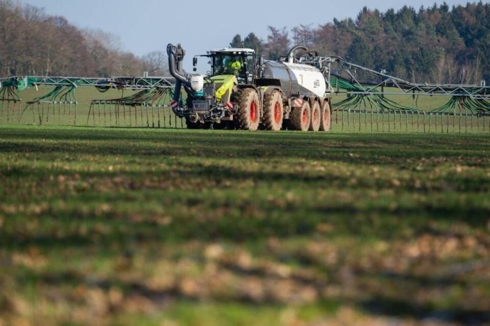 Landwirt fährt Gülle aus Landwirt fährt Gülle aus