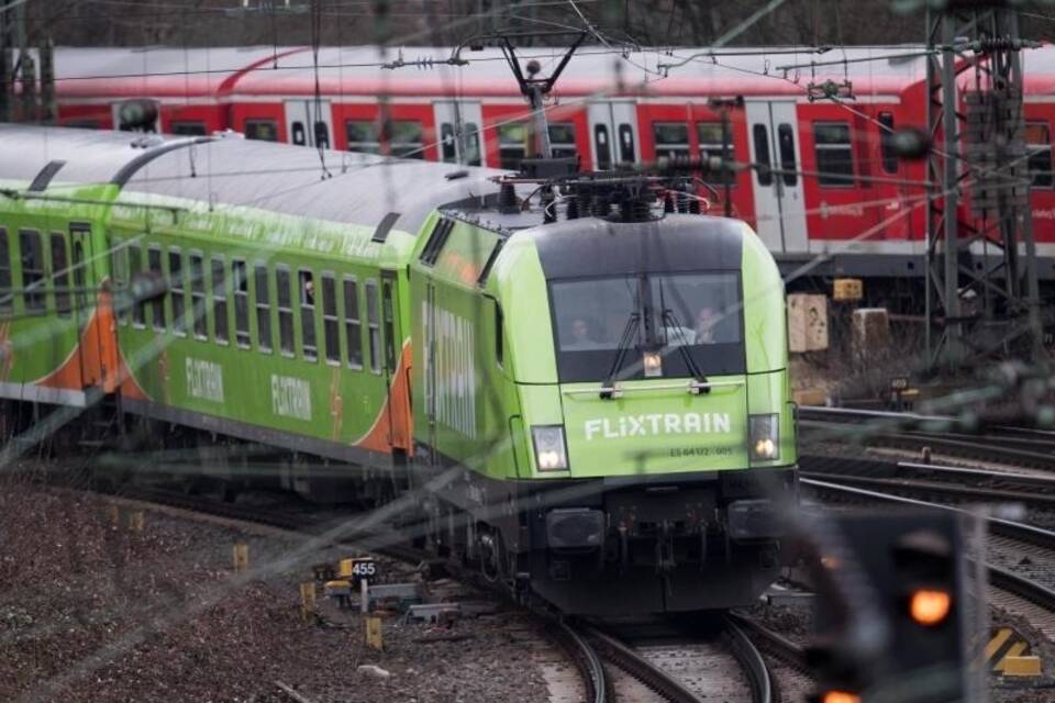 Premierenfahrt des Fernzugs Flixtrain