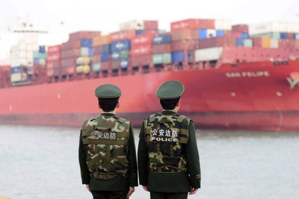 Containerschiff in Qingdao