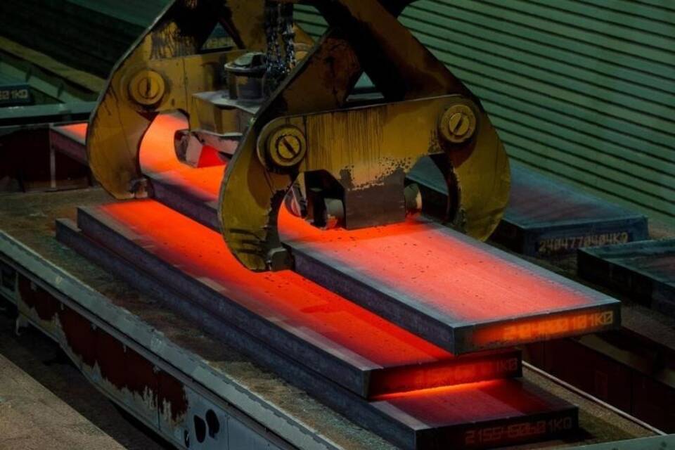 Glühende Brammen im Werk der Salzgitter AG Glühende Brammen im Werk der Salzgitter AG