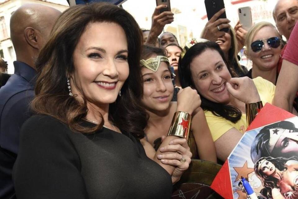 Stern auf Walk of Fame für Lynda Carter Stern auf Walk of Fame für Lynda Carter