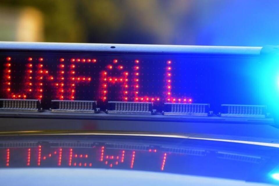 Polizei sichert Unfallstelle Polizei sichert Unfallstelle
